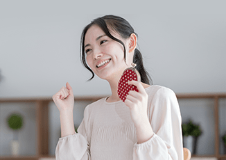 財布を持って喜ぶ女性