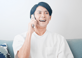 電話をする男性